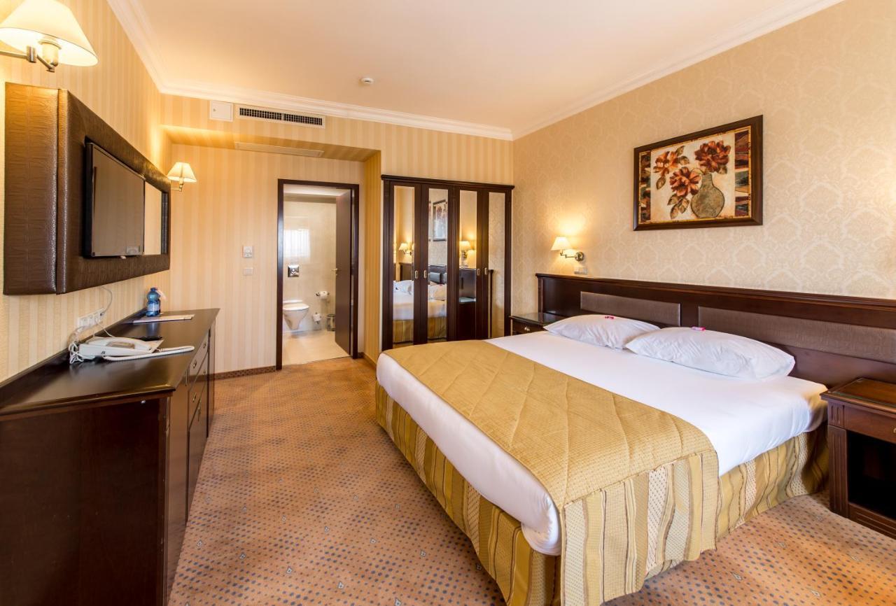 Ramada Hotel & Suites By Wyndham Bucharest North Exteriör bild