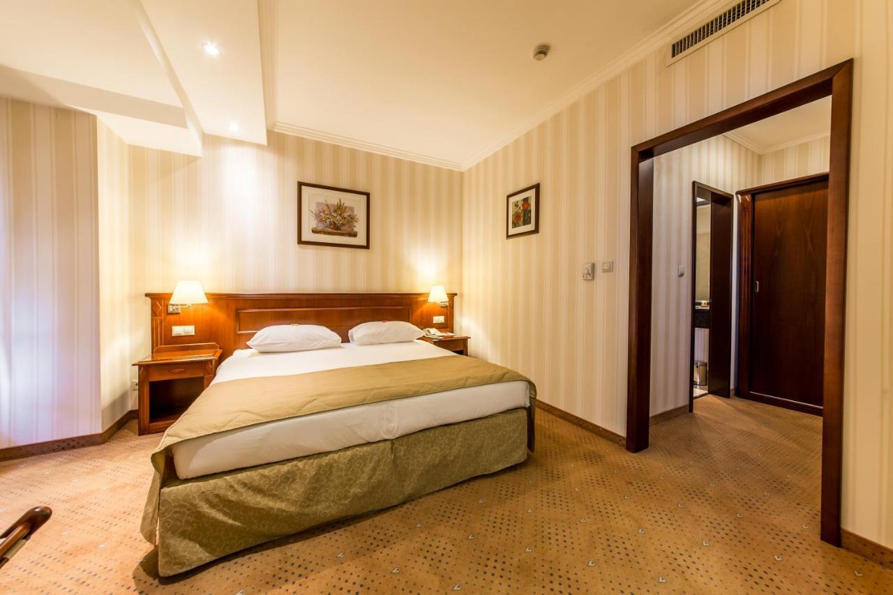 Ramada Hotel & Suites By Wyndham Bucharest North Exteriör bild