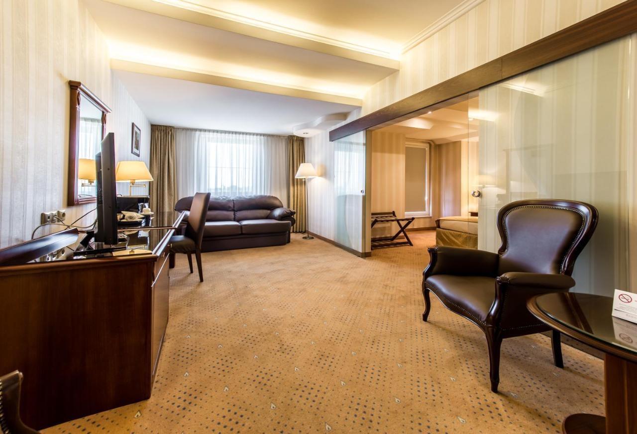 Ramada Hotel & Suites By Wyndham Bucharest North Exteriör bild