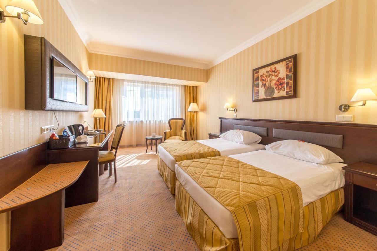 Ramada Hotel & Suites By Wyndham Bucharest North Exteriör bild