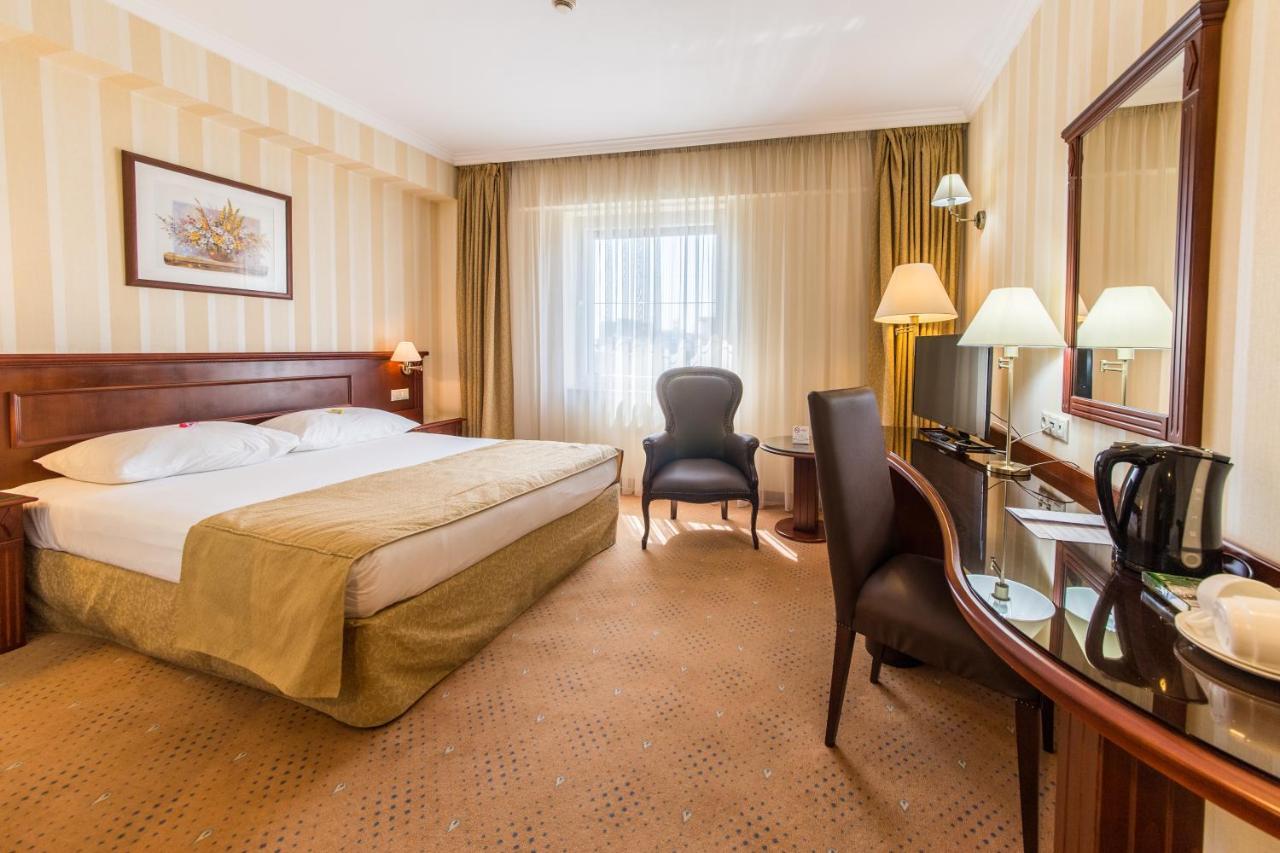 Ramada Hotel & Suites By Wyndham Bucharest North Exteriör bild