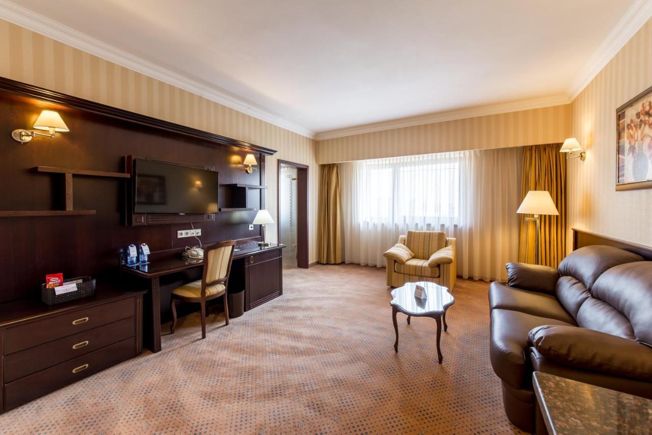 Ramada Hotel & Suites By Wyndham Bucharest North Exteriör bild