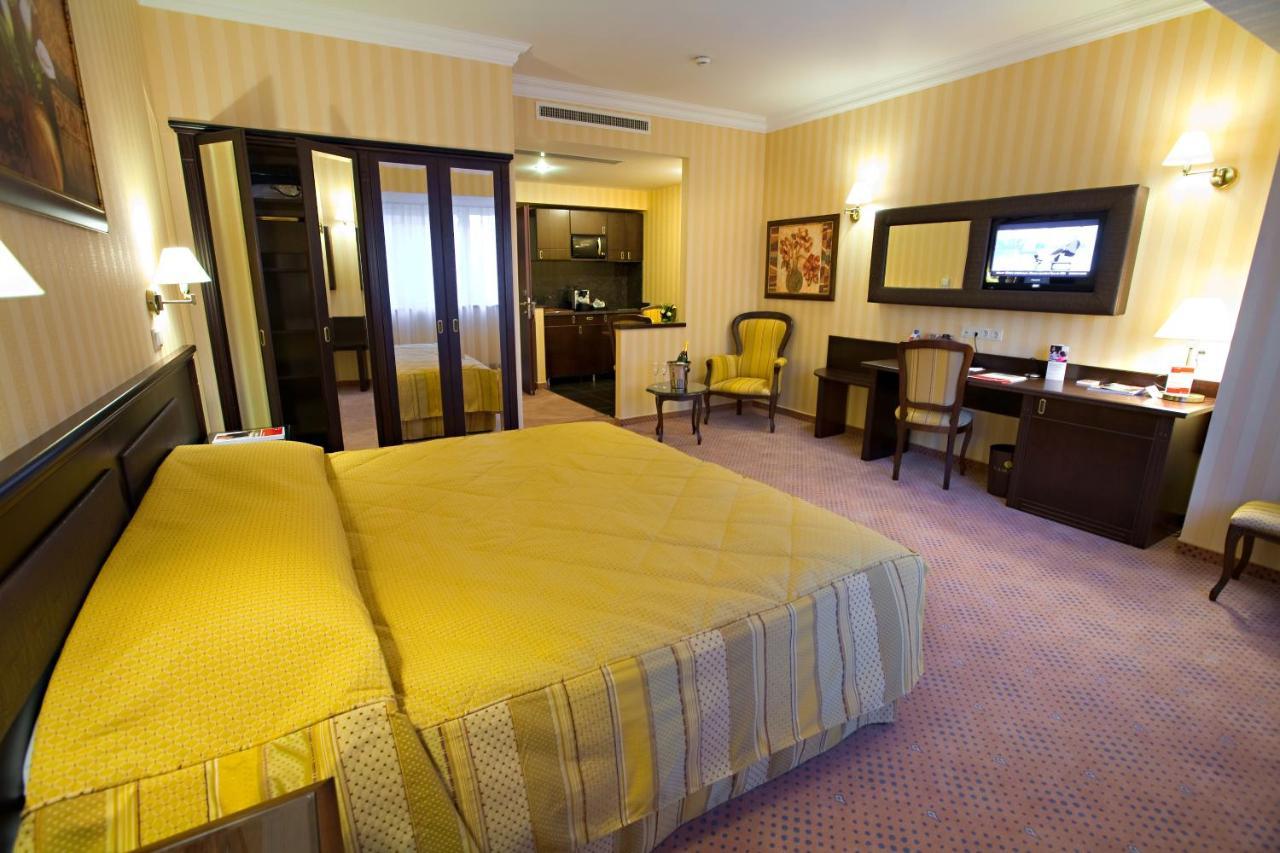 Ramada Hotel & Suites By Wyndham Bucharest North Exteriör bild