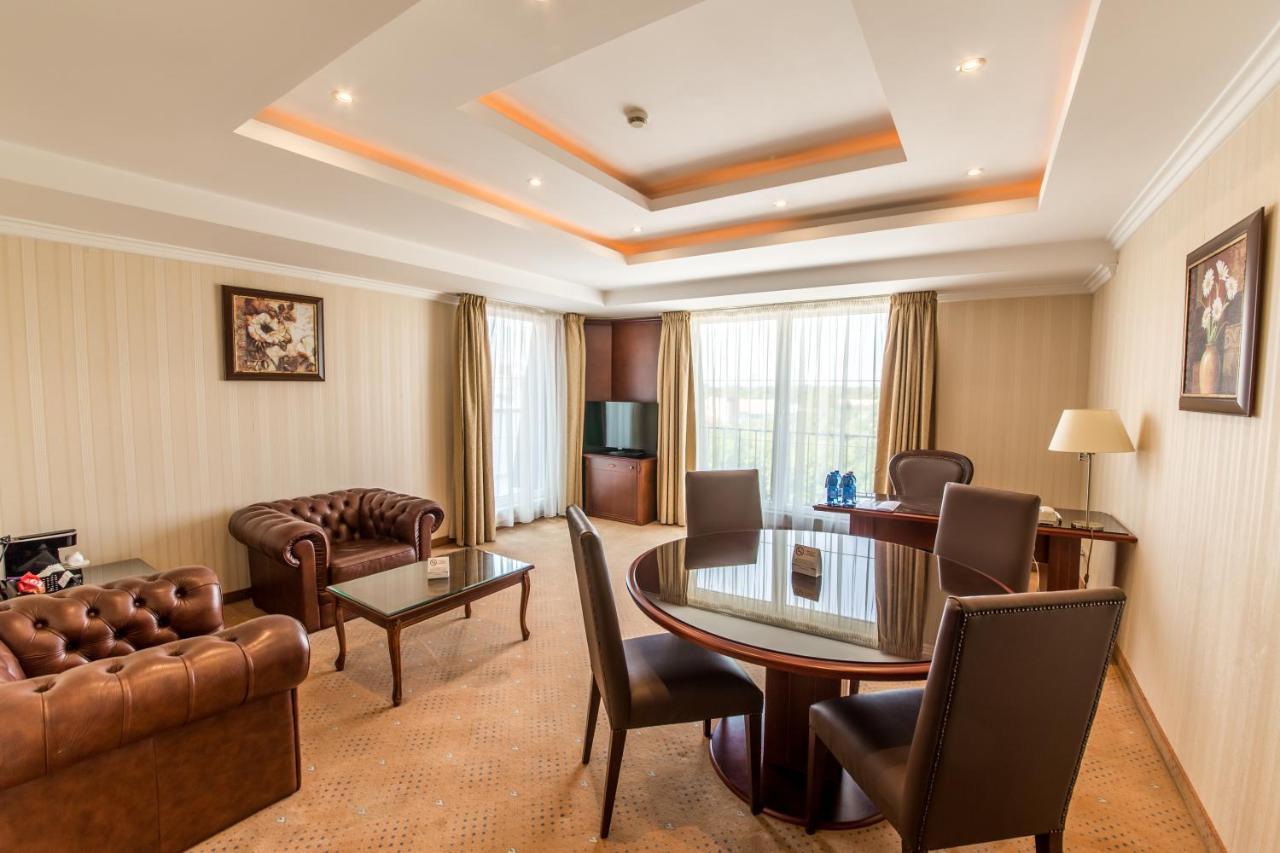 Ramada Hotel & Suites By Wyndham Bucharest North Exteriör bild