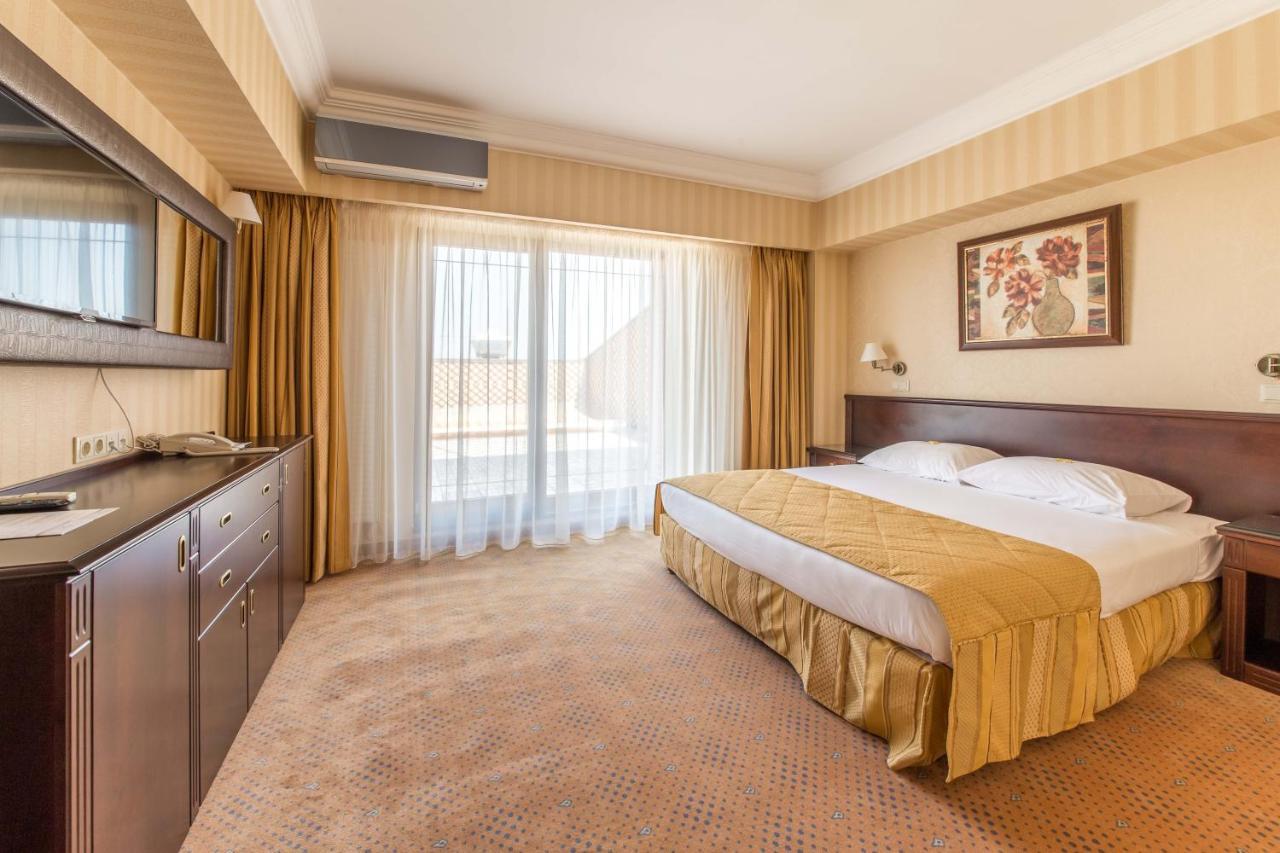 Ramada Hotel & Suites By Wyndham Bucharest North Exteriör bild