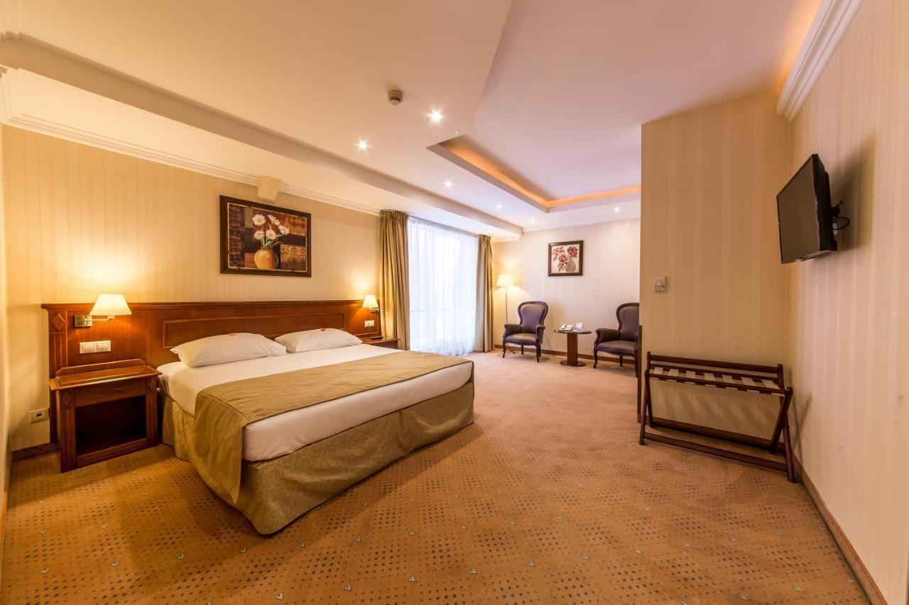 Ramada Hotel & Suites By Wyndham Bucharest North Exteriör bild
