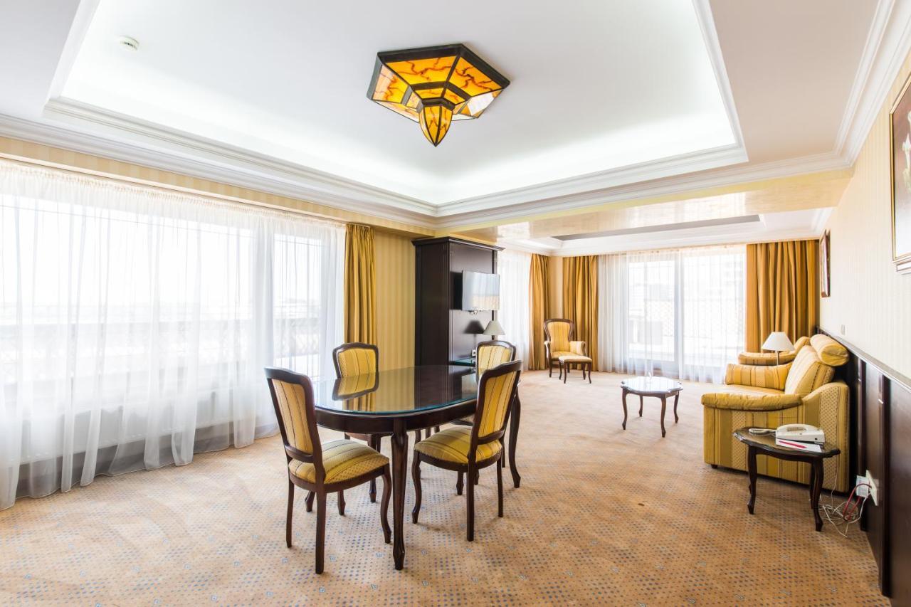 Ramada Hotel & Suites By Wyndham Bucharest North Exteriör bild