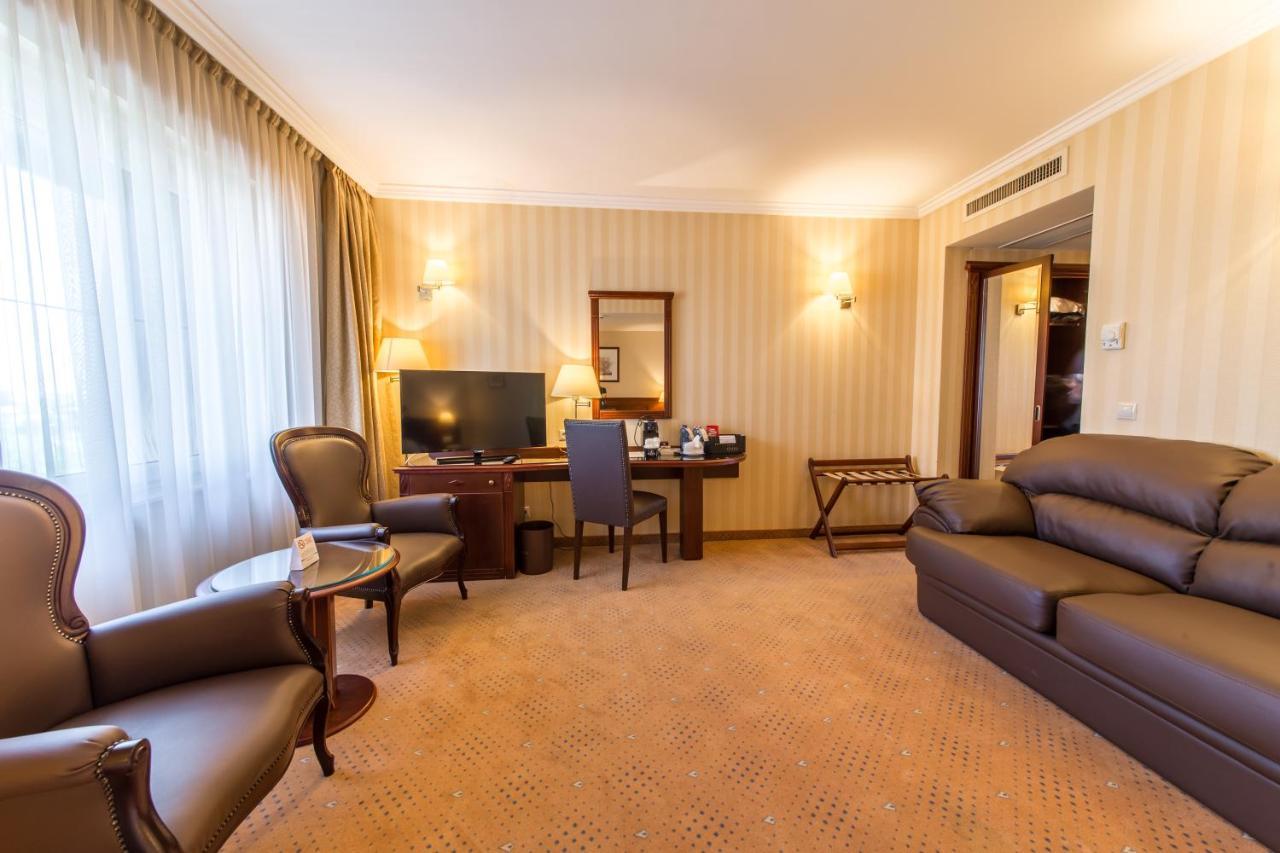 Ramada Hotel & Suites By Wyndham Bucharest North Exteriör bild