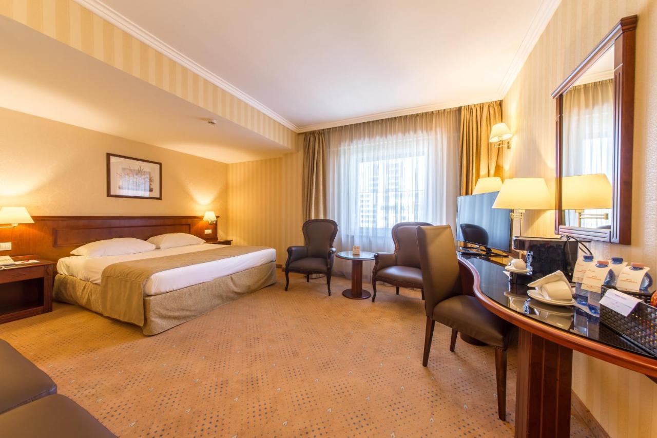 Ramada Hotel & Suites By Wyndham Bucharest North Exteriör bild