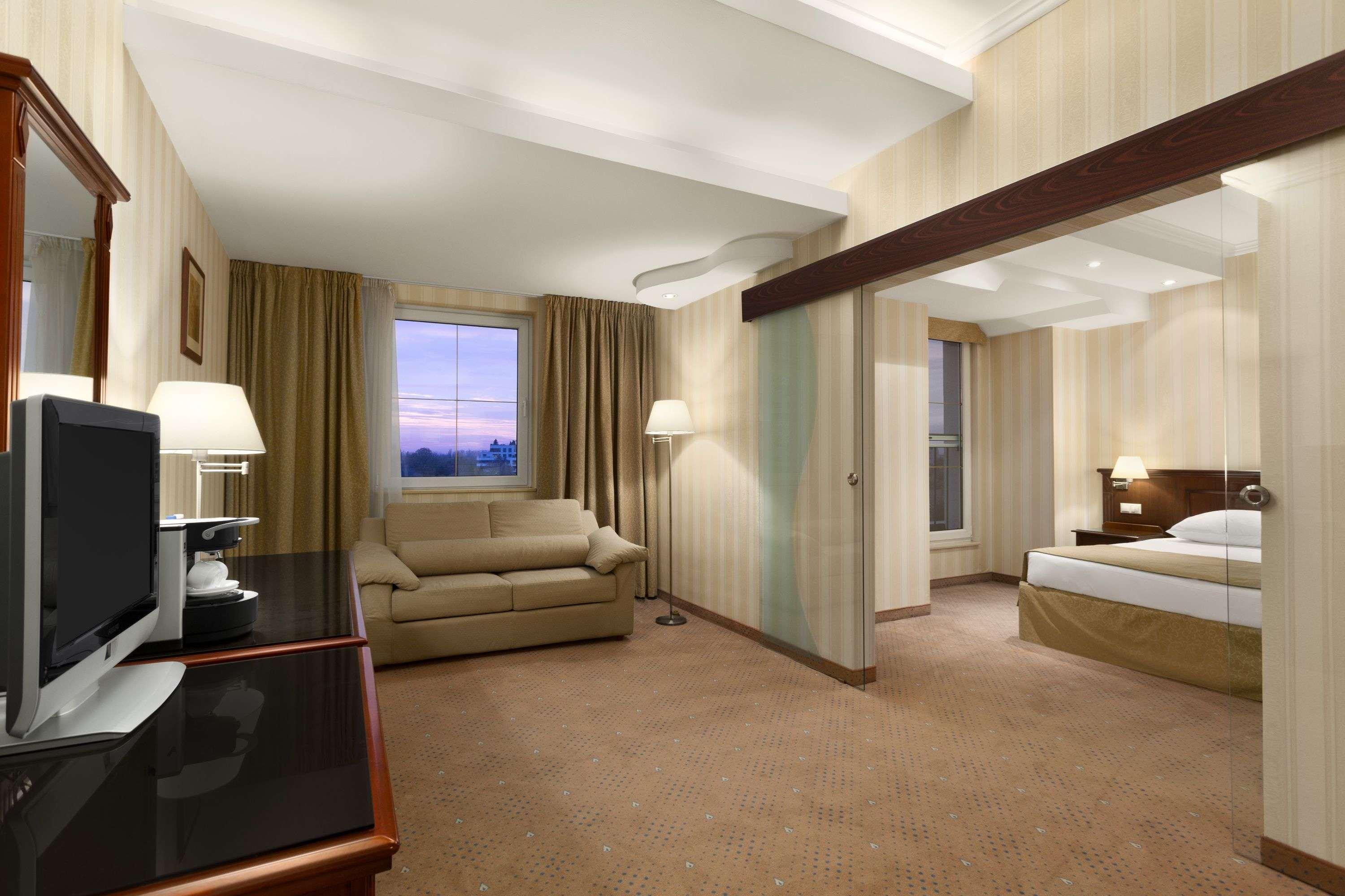 Ramada Hotel & Suites By Wyndham Bucharest North Exteriör bild