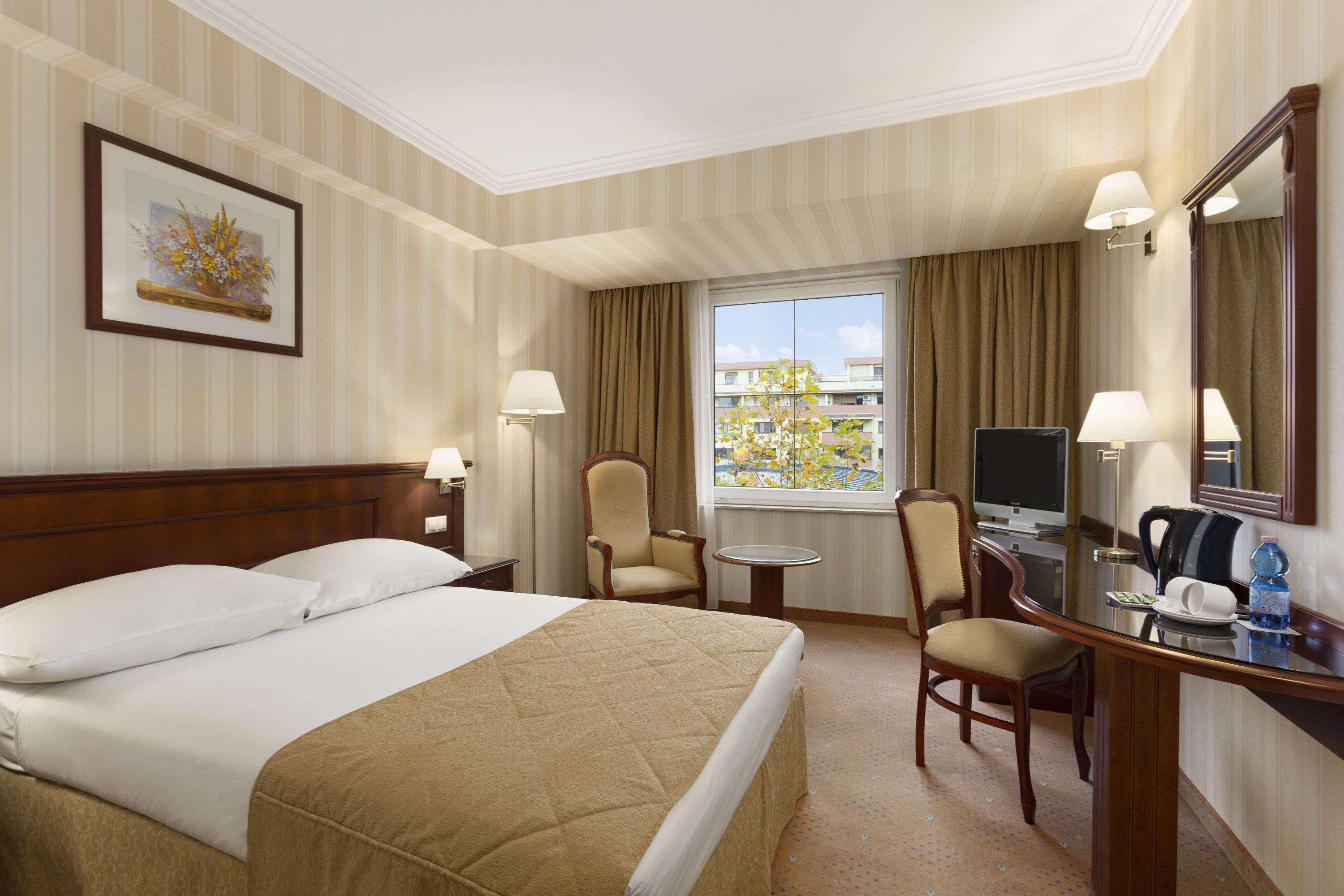 Ramada Hotel & Suites By Wyndham Bucharest North Exteriör bild