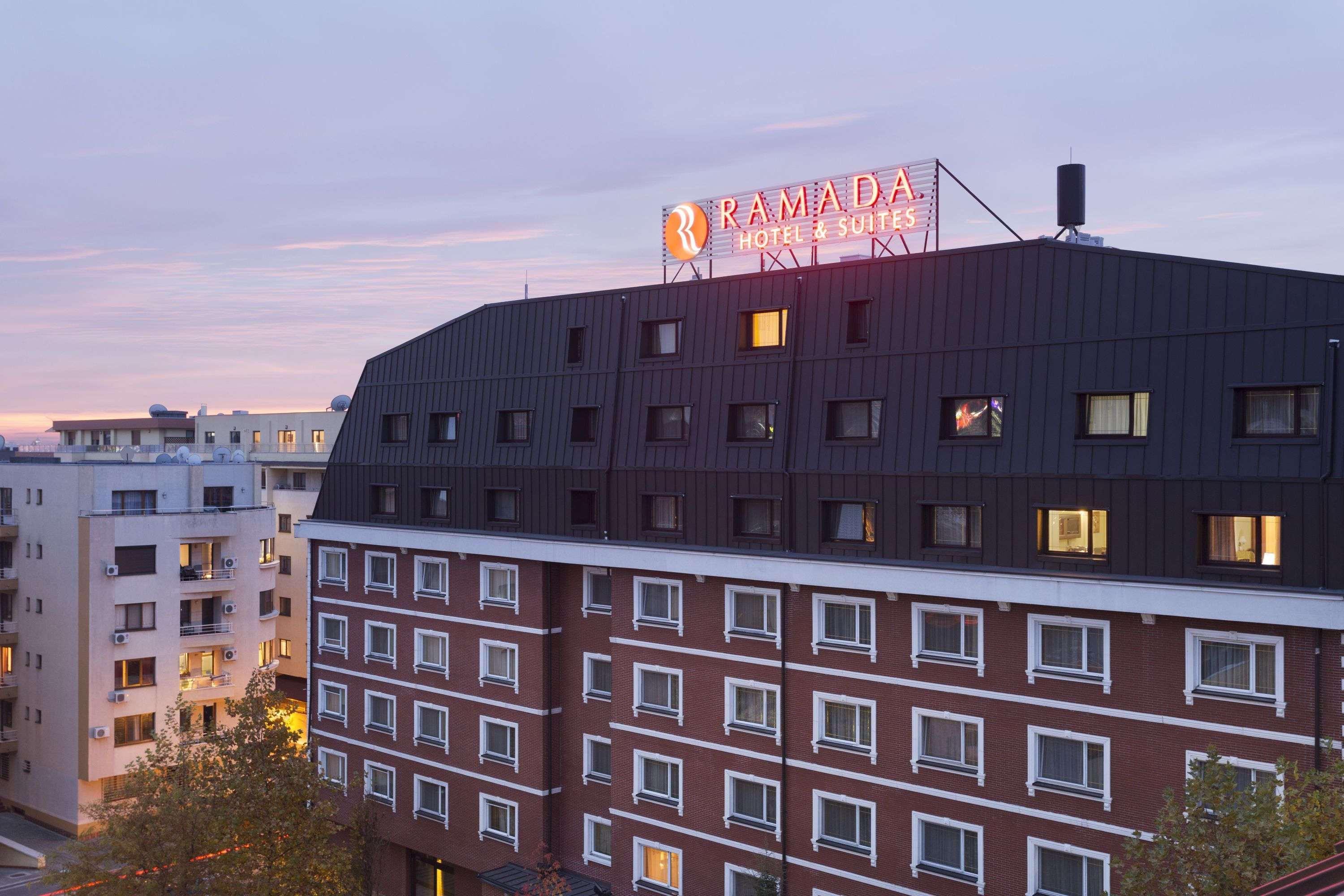 Ramada Hotel & Suites By Wyndham Bucharest North Exteriör bild