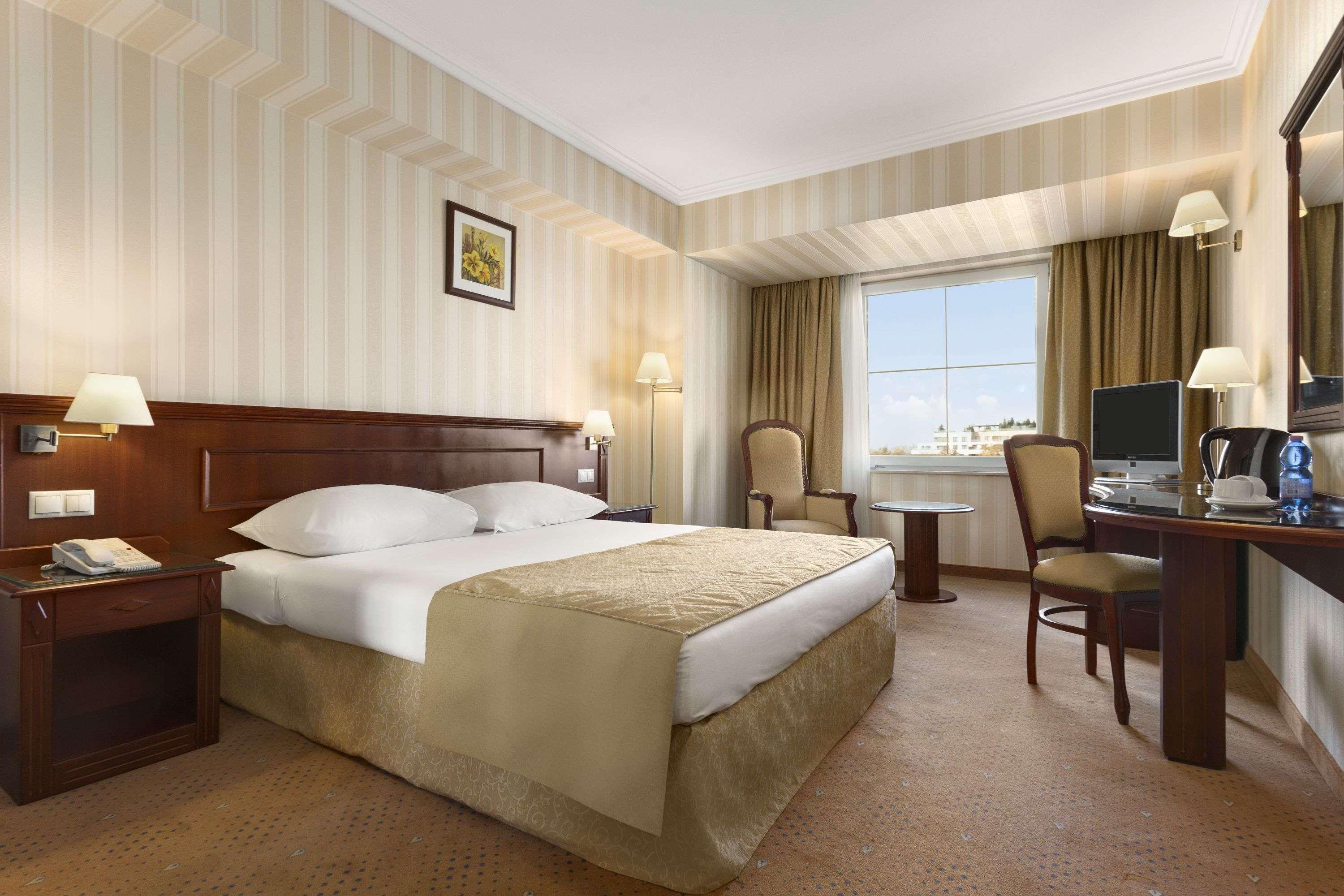 Ramada Hotel & Suites By Wyndham Bucharest North Exteriör bild