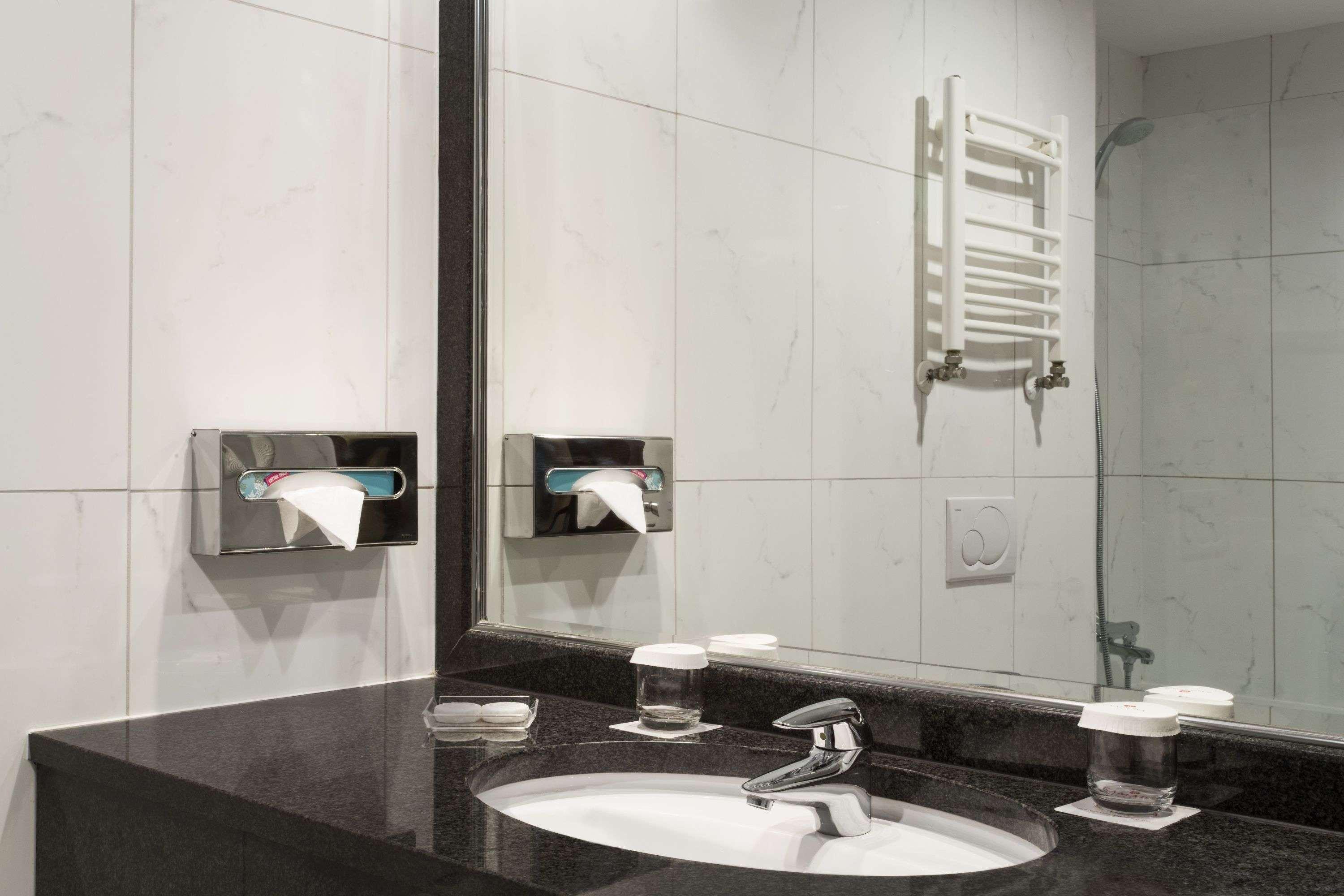 Ramada Hotel & Suites By Wyndham Bucharest North Exteriör bild