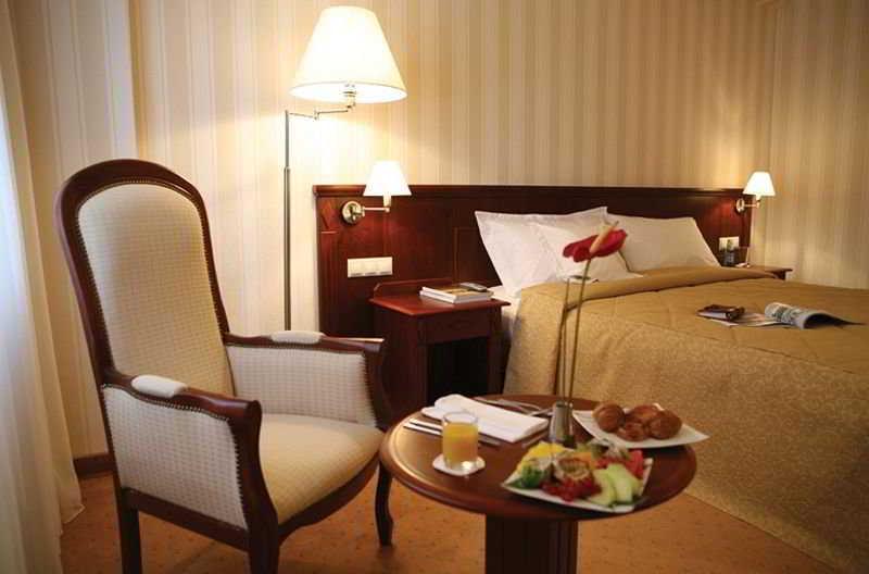 Ramada Hotel & Suites By Wyndham Bucharest North Exteriör bild