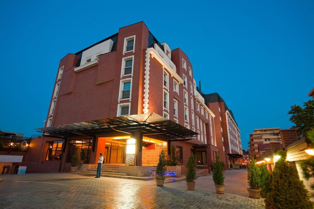 Ramada Hotel & Suites By Wyndham Bucharest North Exteriör bild