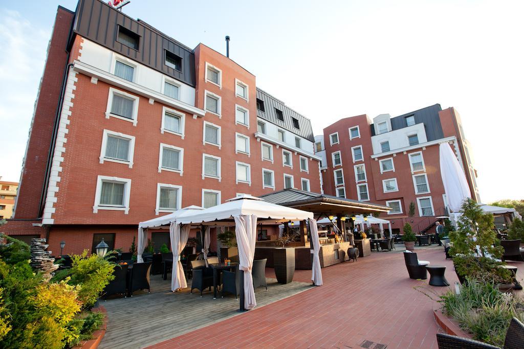 Ramada Hotel & Suites By Wyndham Bucharest North Exteriör bild