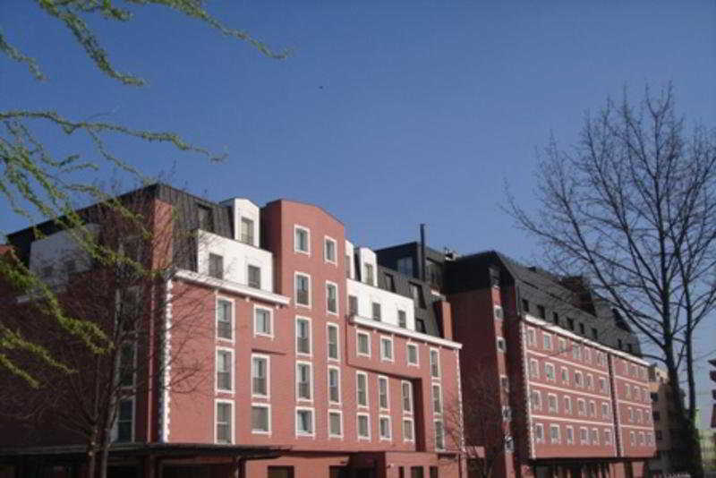 Ramada Hotel & Suites By Wyndham Bucharest North Exteriör bild