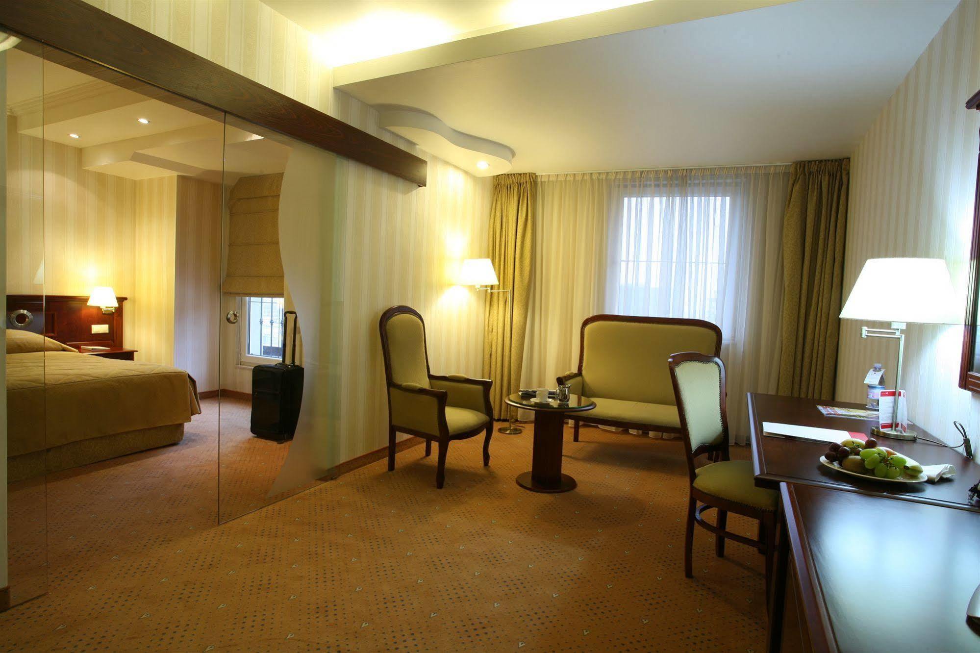 Ramada Hotel & Suites By Wyndham Bucharest North Rum bild
