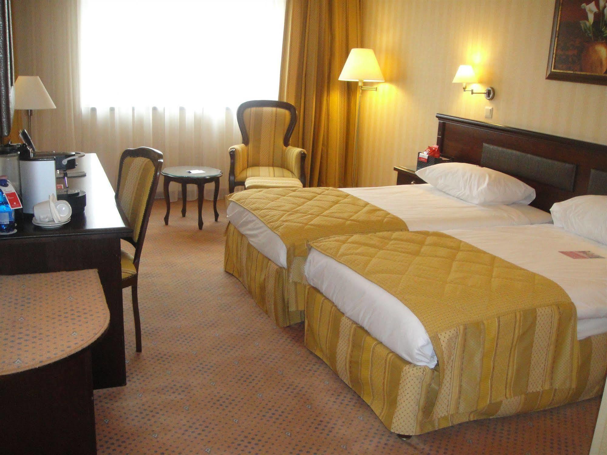Ramada Hotel & Suites By Wyndham Bucharest North Exteriör bild