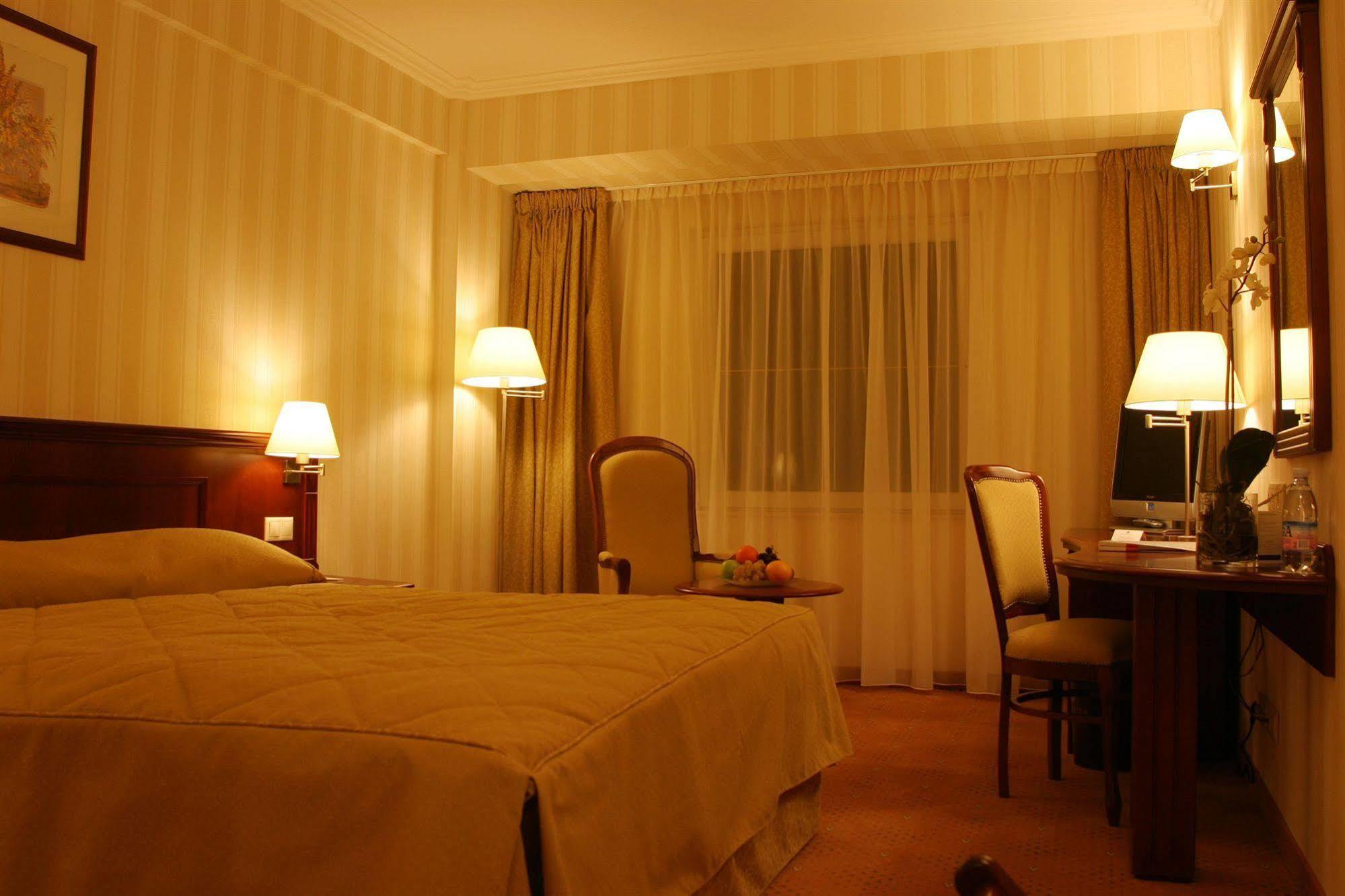 Ramada Hotel & Suites By Wyndham Bucharest North Exteriör bild