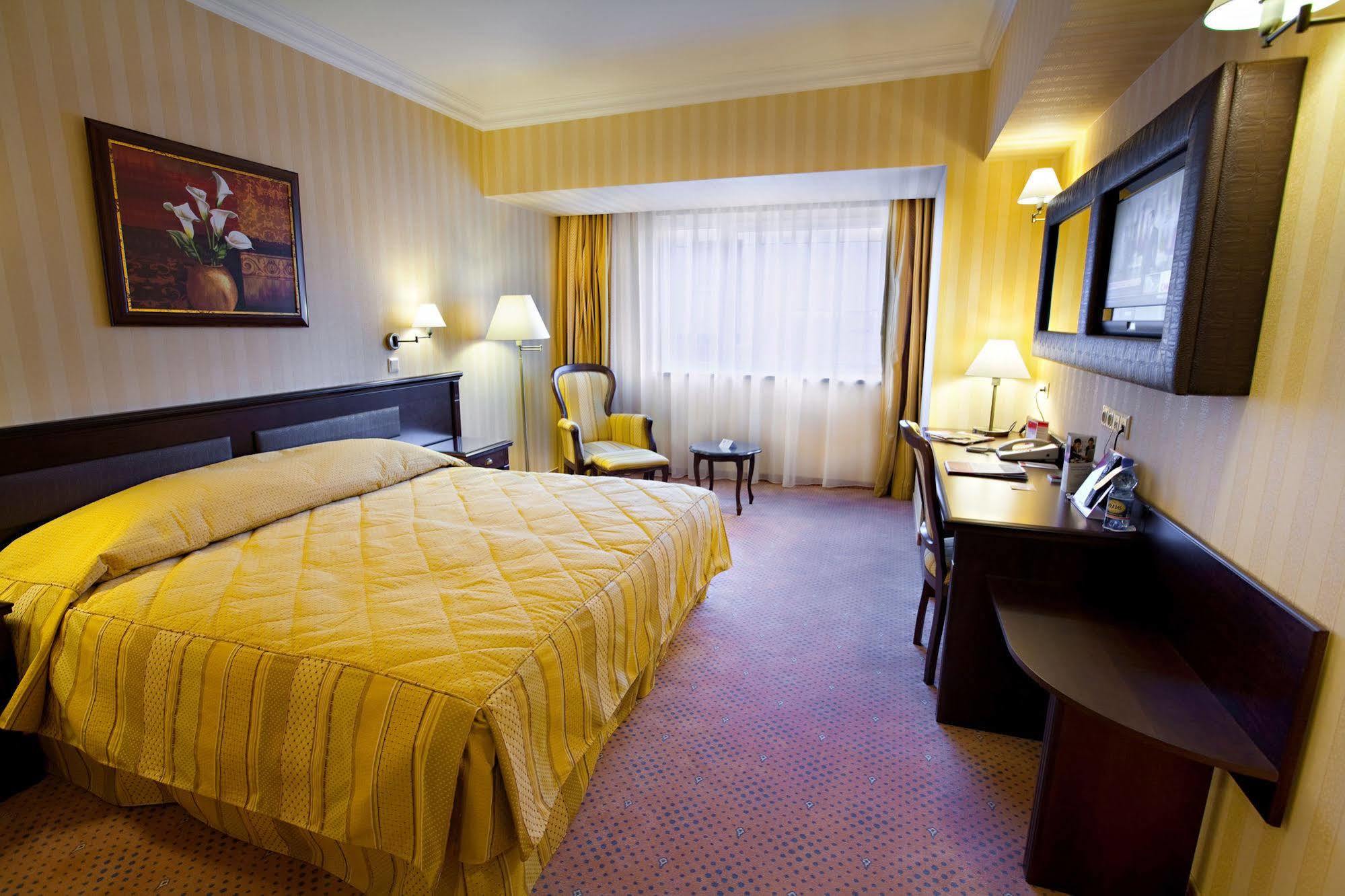 Ramada Hotel & Suites By Wyndham Bucharest North Exteriör bild