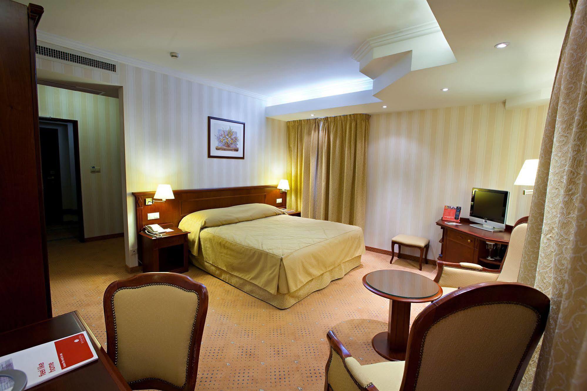 Ramada Hotel & Suites By Wyndham Bucharest North Exteriör bild