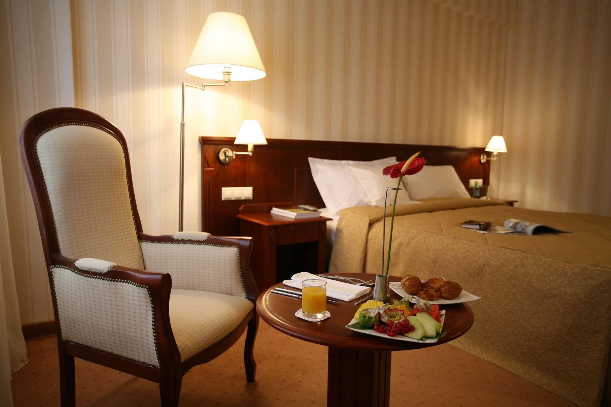 Ramada Hotel & Suites By Wyndham Bucharest North Exteriör bild