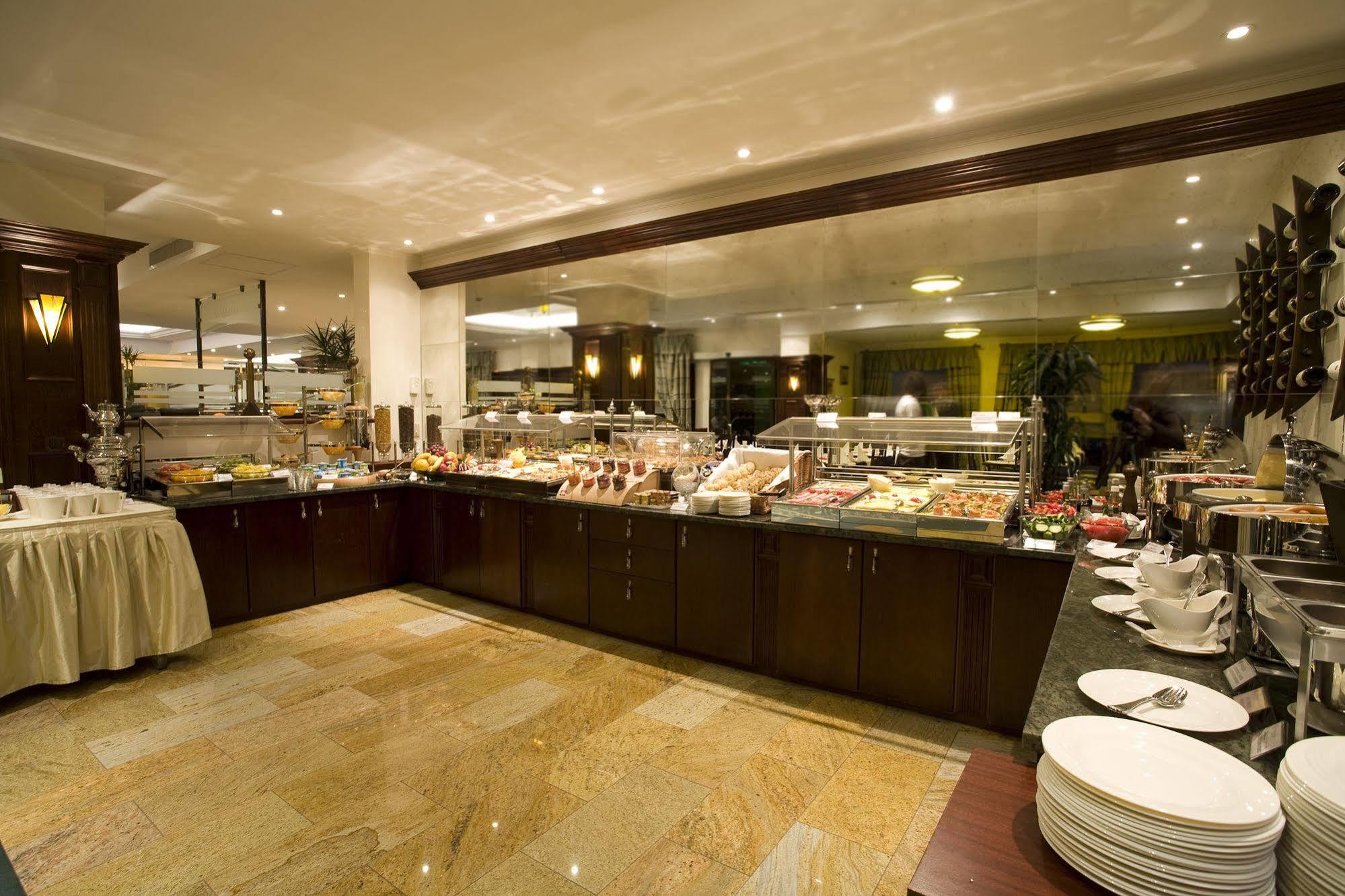 Ramada Hotel & Suites By Wyndham Bucharest North Exteriör bild