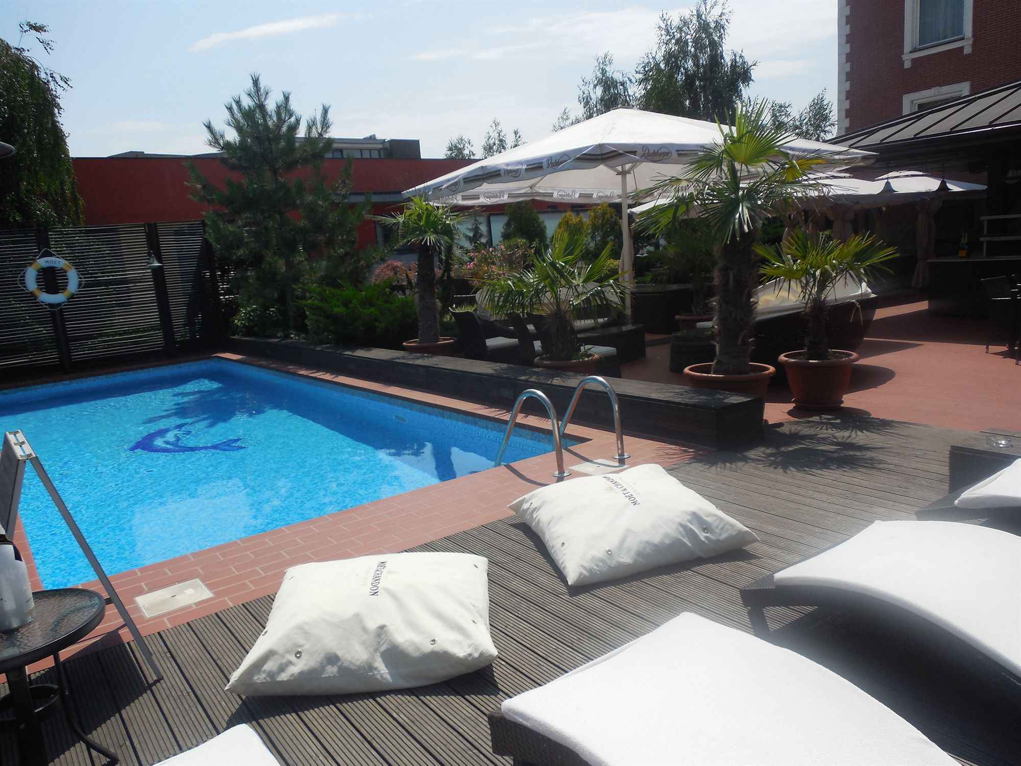 Ramada Hotel & Suites By Wyndham Bucharest North Exteriör bild
